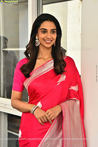 Meenakshi Chaudhary Gorgeous stills in Saree