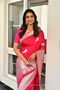 Meenakshi Chaudhary Gorgeous stills in Saree