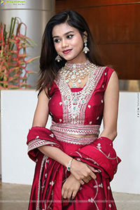 Reba Biswas Poses with Jewellery, HD Gallery