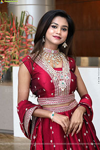 Reba Biswas Poses with Jewellery, HD Gallery