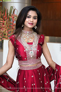 Reba Biswas Poses with Jewellery, HD Gallery