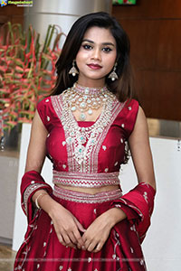 Reba Biswas Poses with Jewellery, HD Gallery