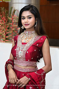 Reba Biswas Poses with Jewellery, HD Gallery