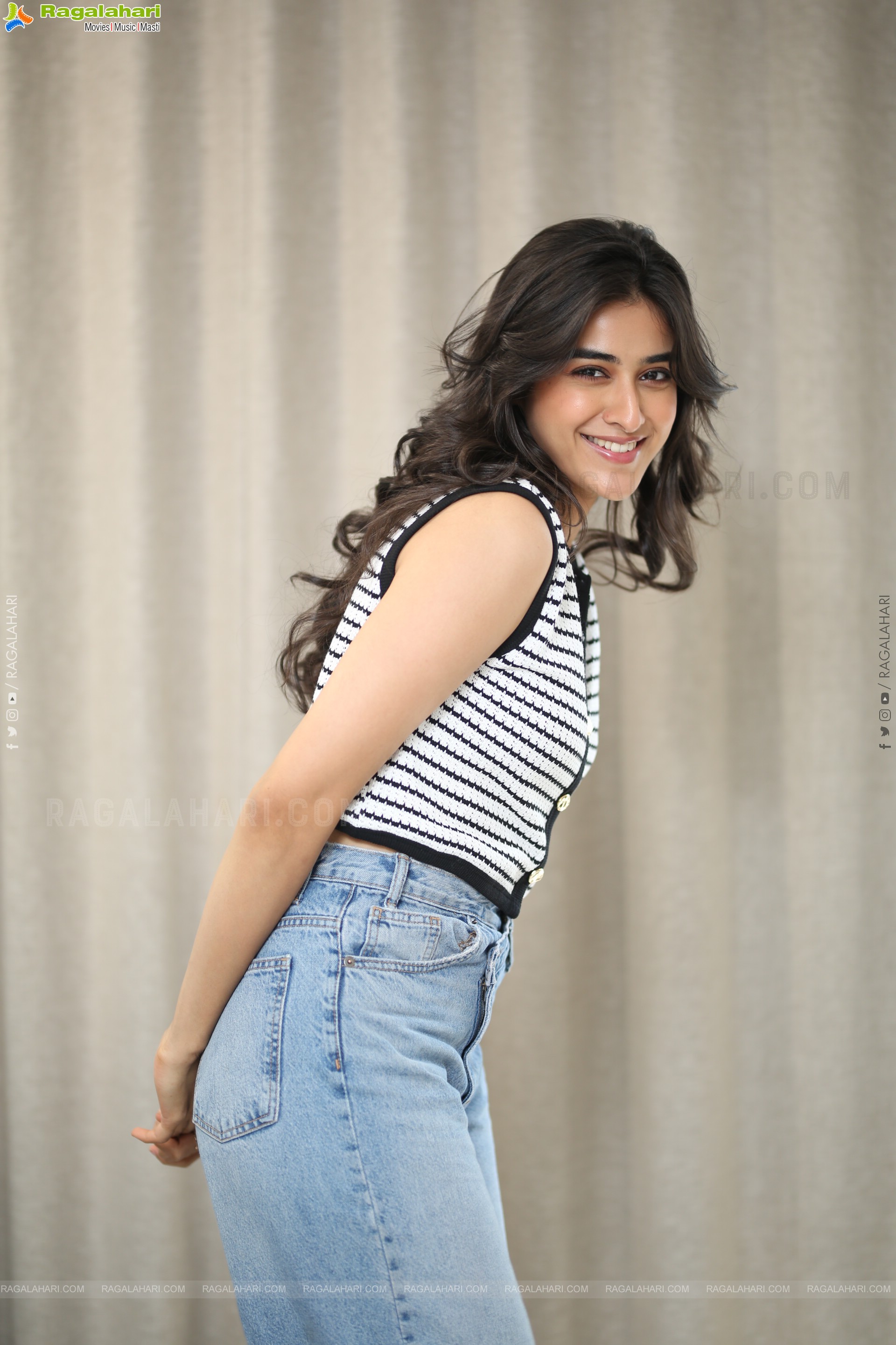 Sakshi Vaidya at Nari Nari Naduma Murari Interview, HD Gallery