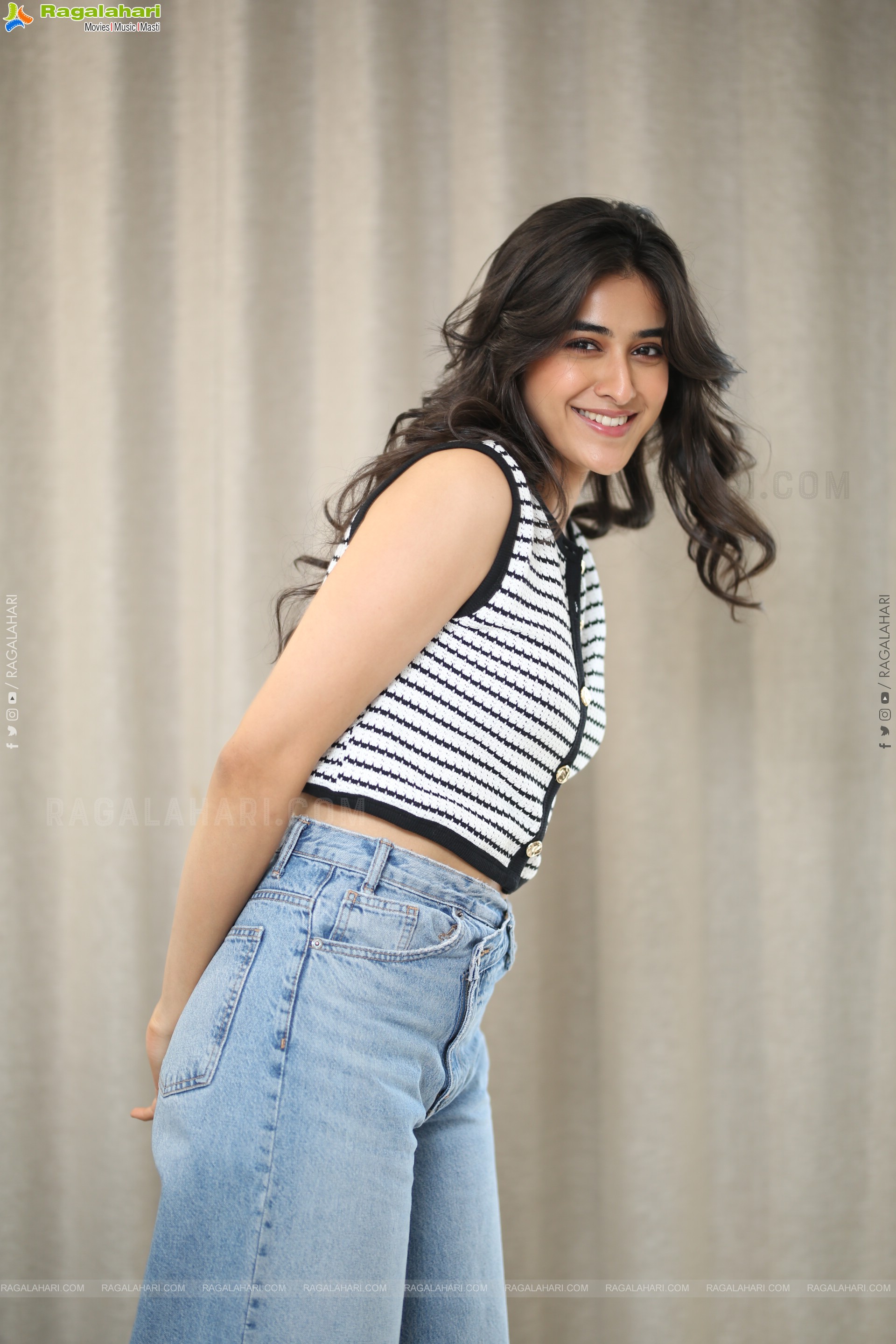 Sakshi Vaidya at Nari Nari Naduma Murari Interview, HD Gallery