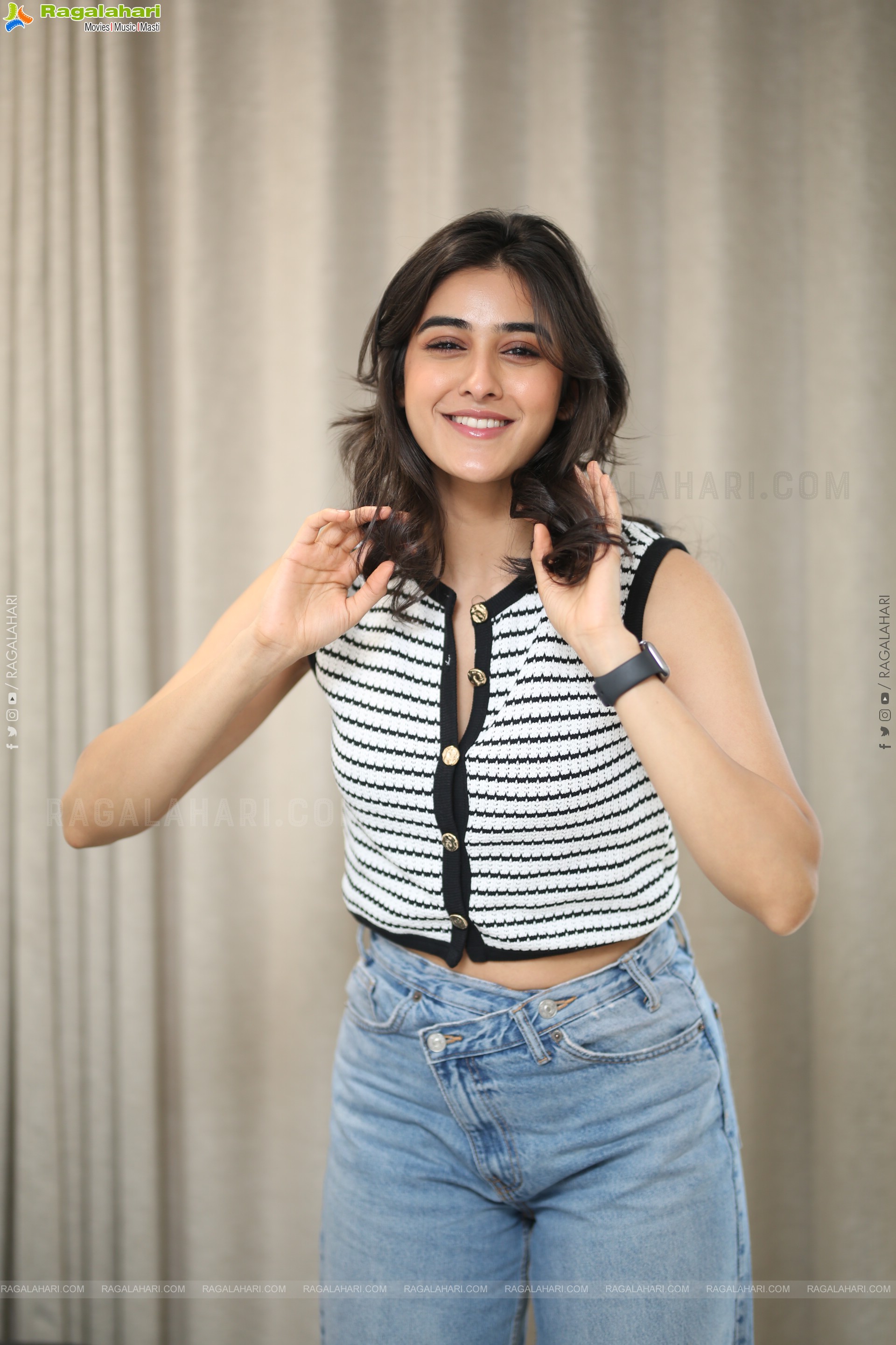 Sakshi Vaidya at Nari Nari Naduma Murari Interview, HD Gallery