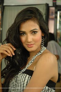 Sonal Chauhan Photo Gallery