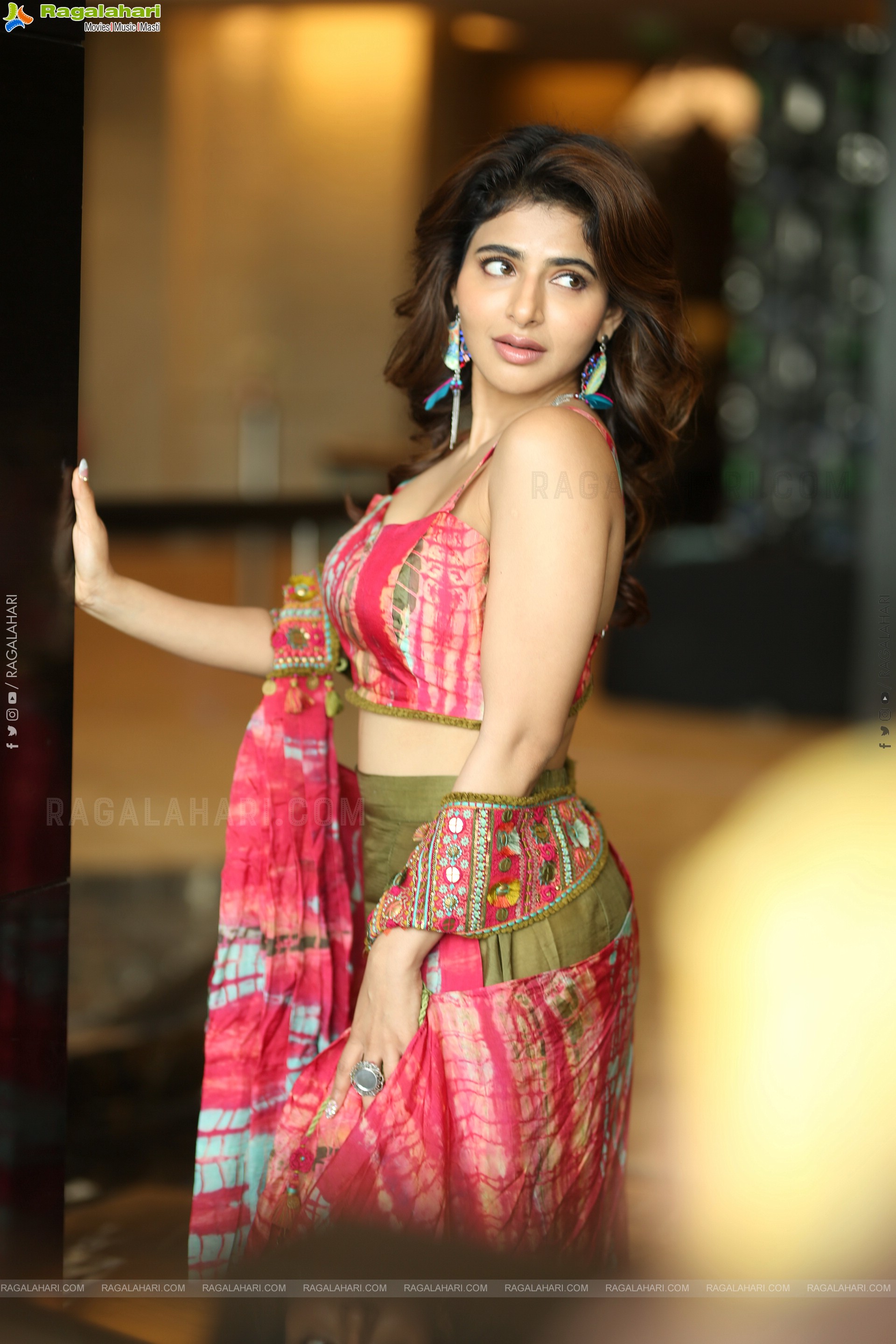 Iswarya Menon Latest Stills, HD Gallery