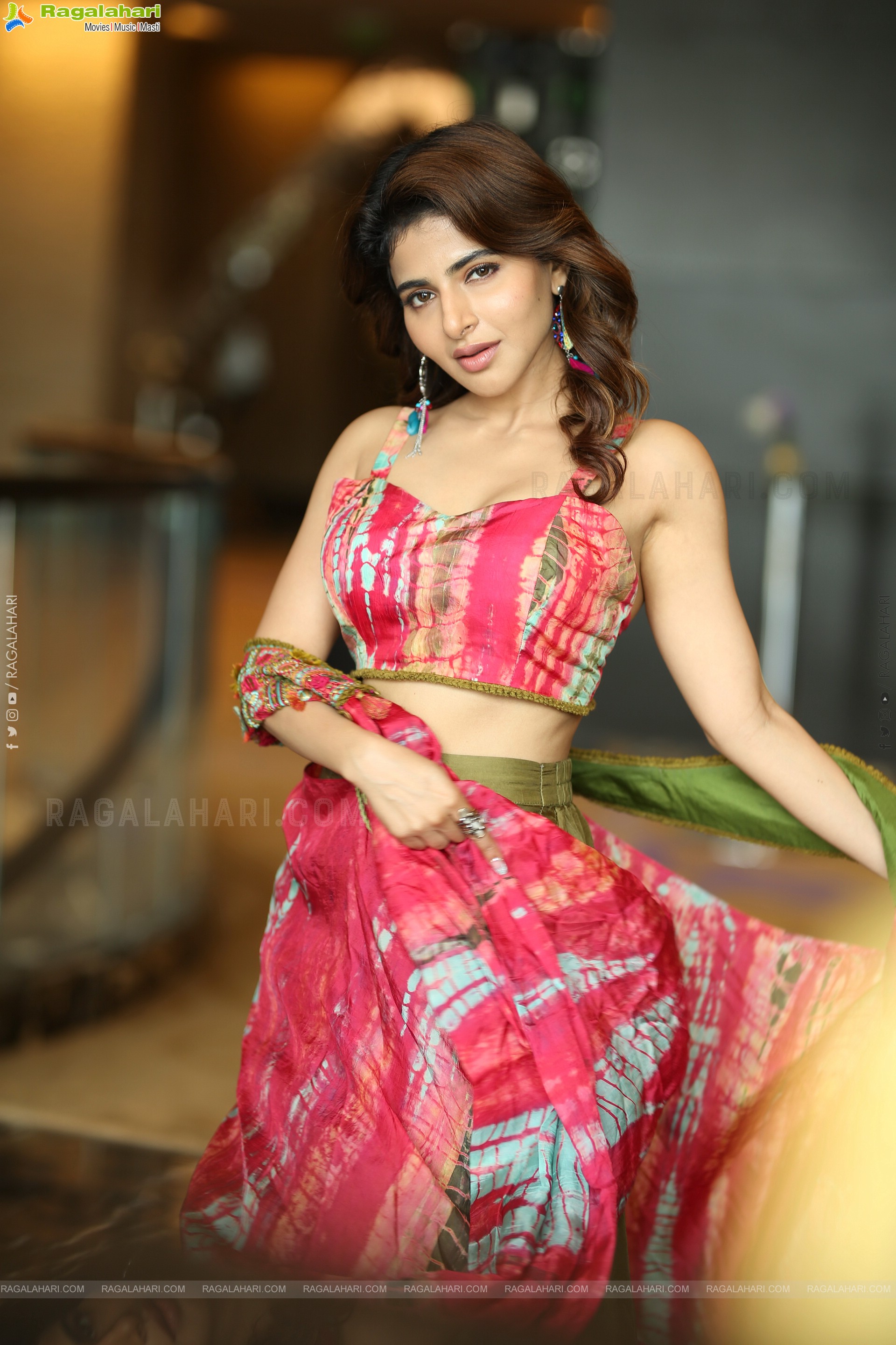 Iswarya Menon Latest Stills, HD Gallery