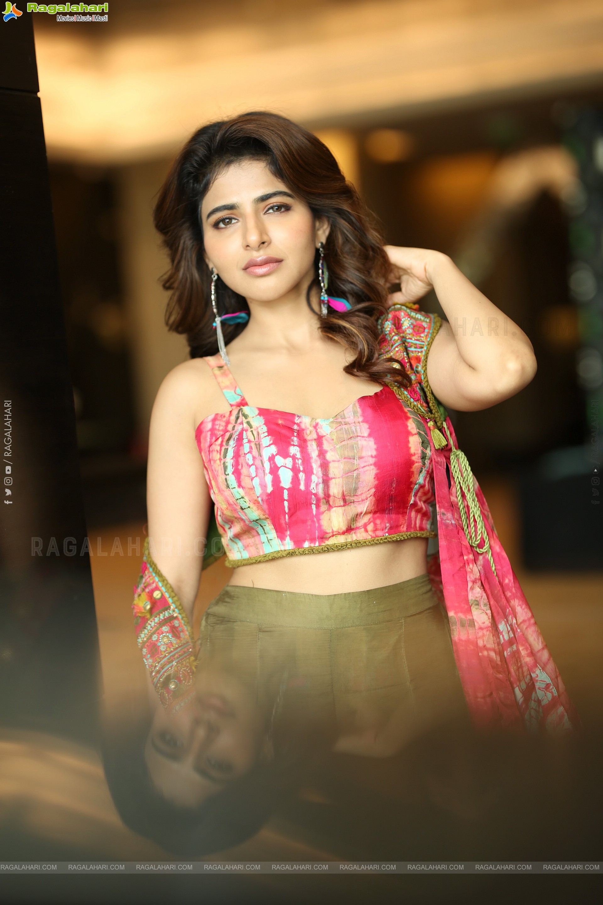 Iswarya Menon Latest Stills, HD Gallery