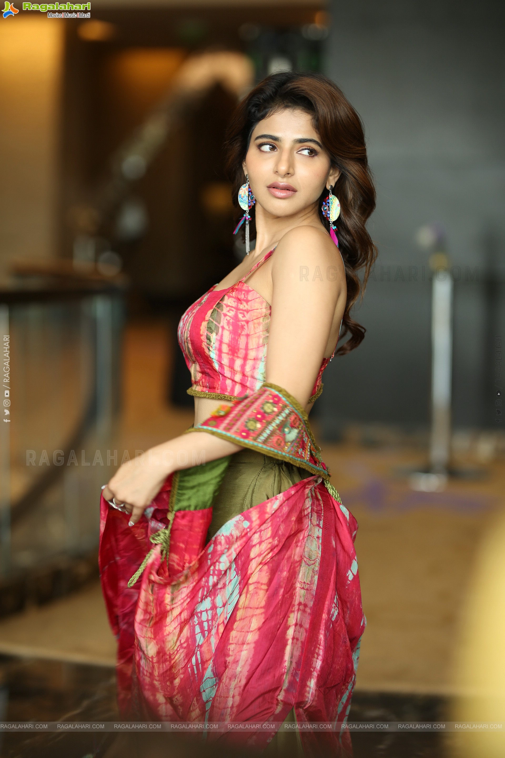 Iswarya Menon Latest Stills, HD Gallery