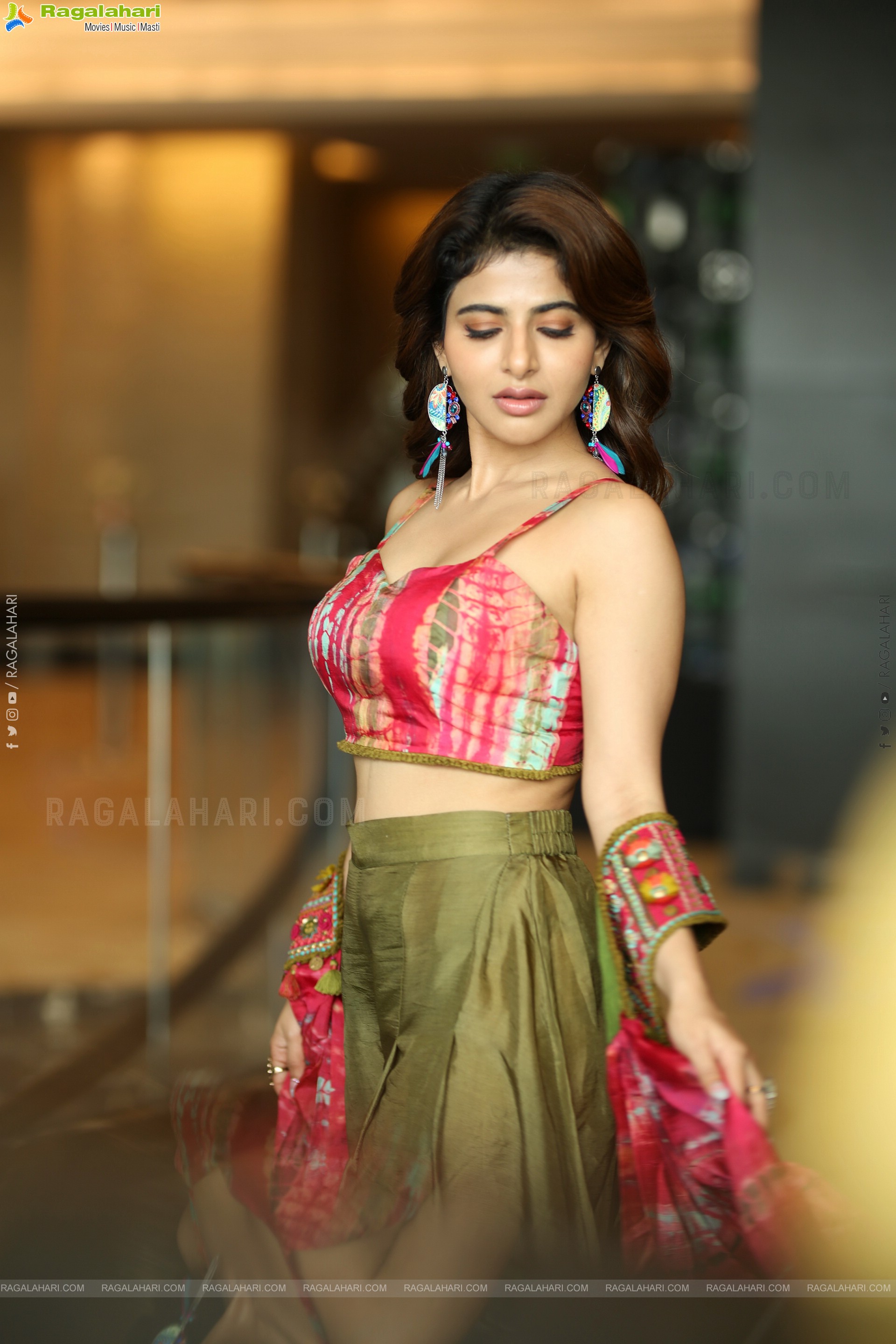 Iswarya Menon Latest Stills, HD Gallery