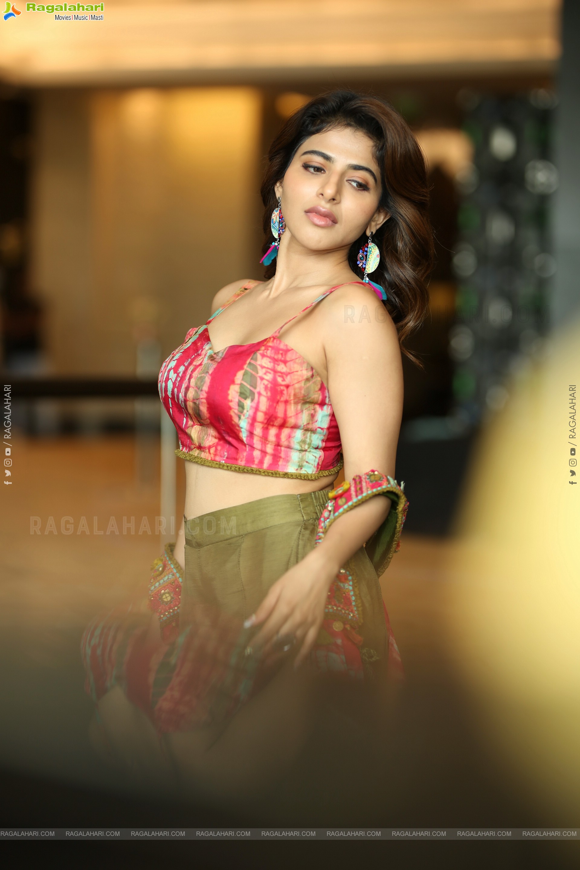 Iswarya Menon Latest Stills, HD Gallery