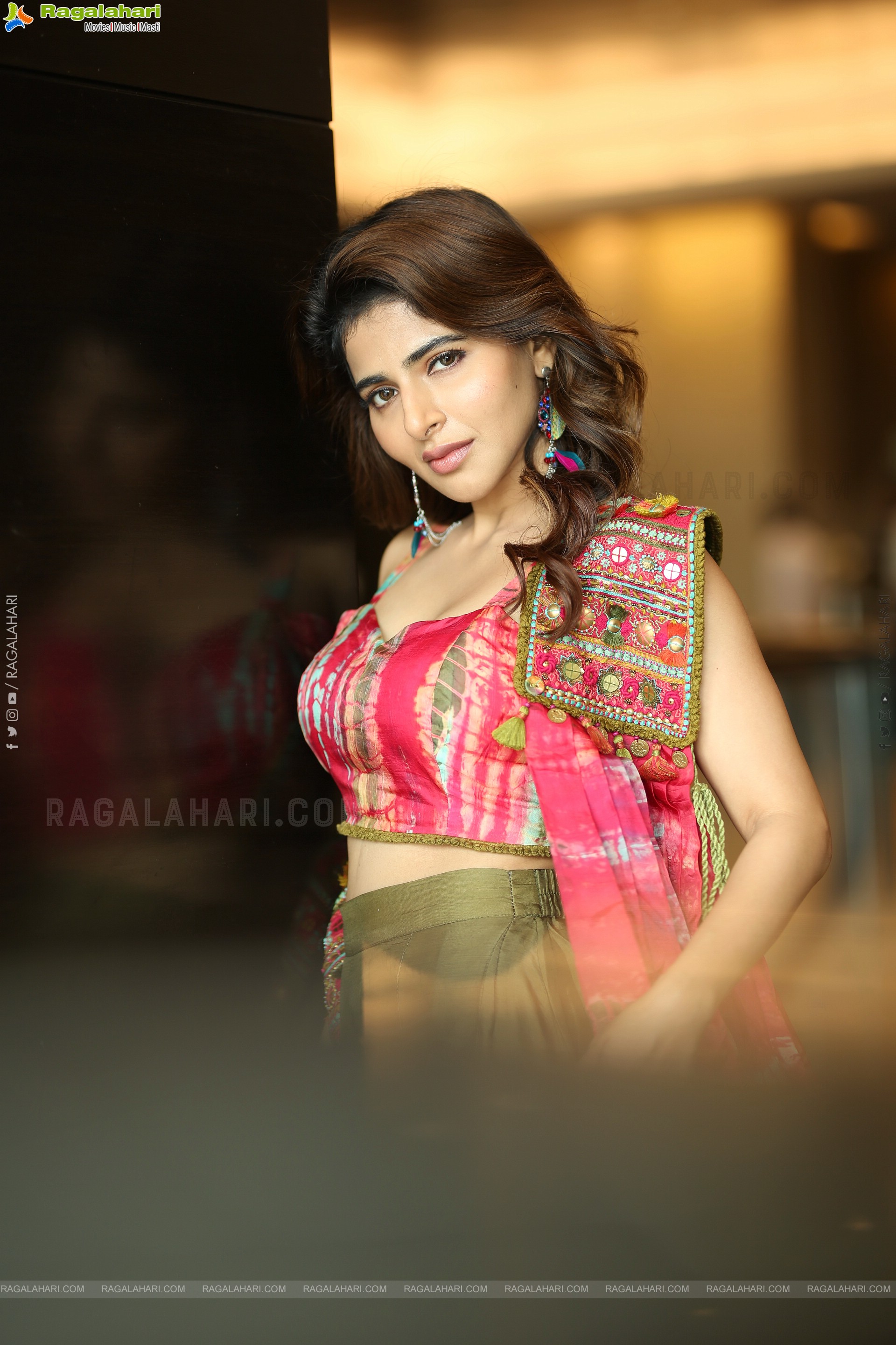 Iswarya Menon Latest Stills, HD Gallery