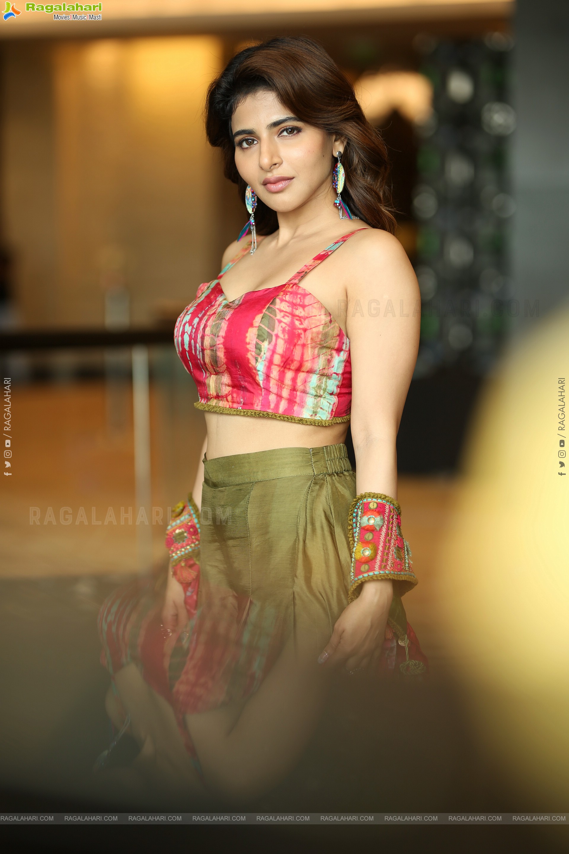 Iswarya Menon Latest Stills, HD Gallery