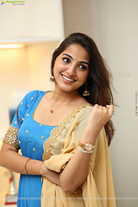 Pranavi Manukonda at Slumdog Husband Interview, HD Gallery