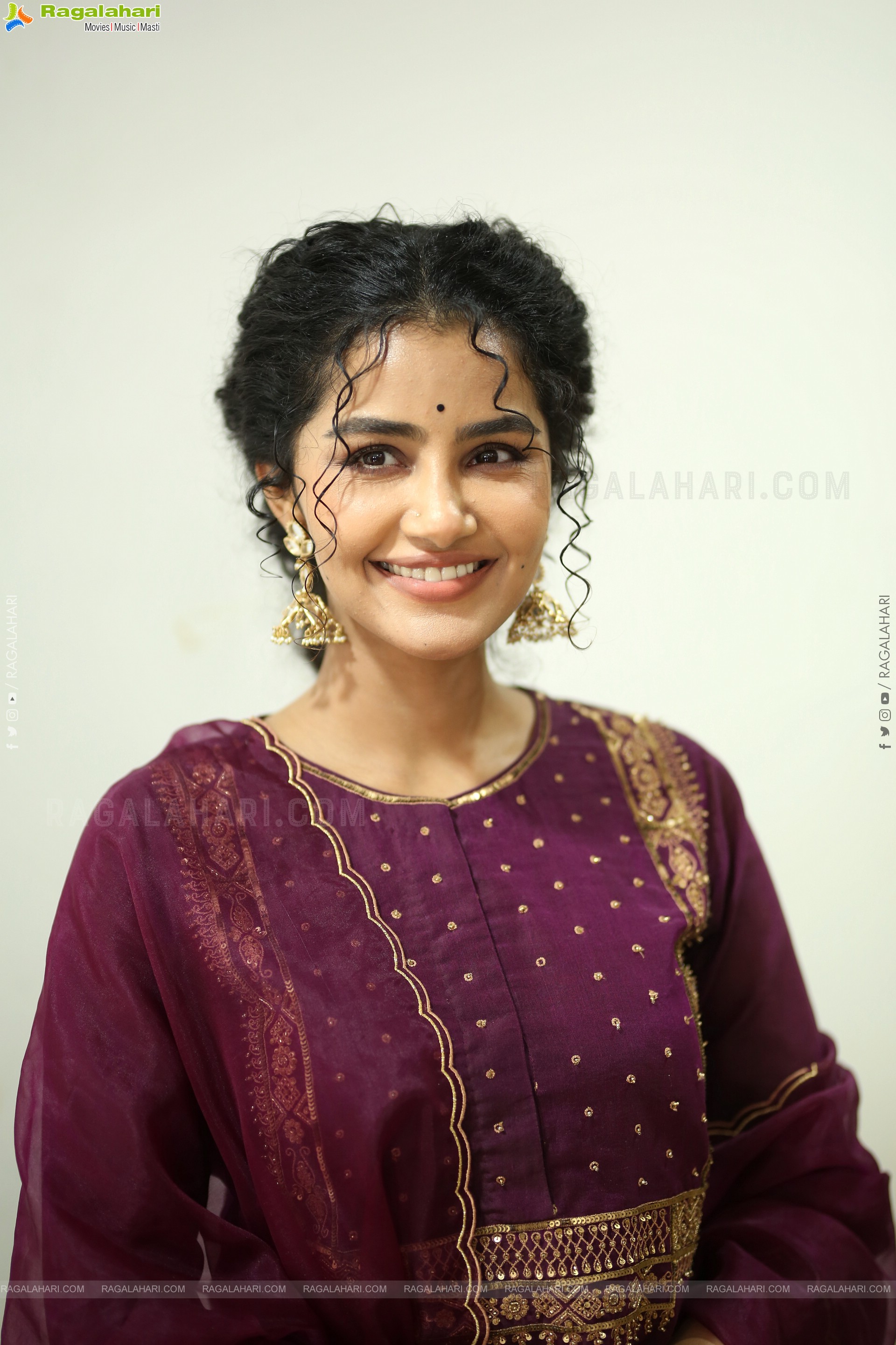 Anupama Parameswaran at Paradha Press Meet, HD Gallery