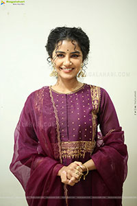 Anupama Parameswaran at Paradha Press Meet, HD Gallery 