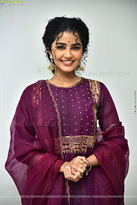 Anupama Parameswaran at Paradha Press Meet, HD Gallery 