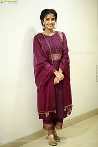Anupama Parameswaran at Paradha Press Meet, HD Gallery 
