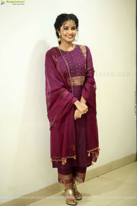 Anupama Parameswaran at Paradha Press Meet, HD Gallery 