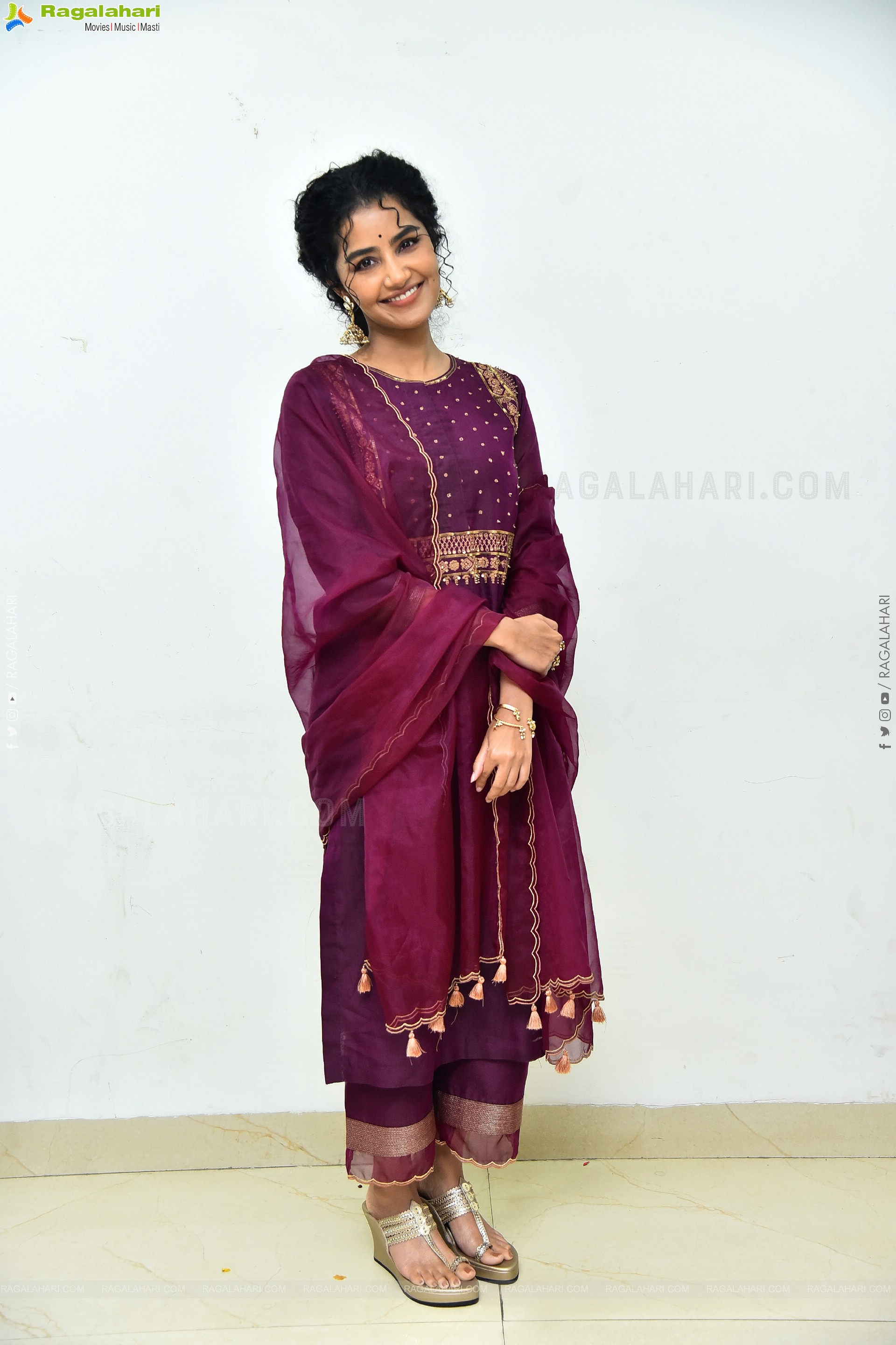 Anupama Parameswaran at Paradha Press Meet, HD Gallery