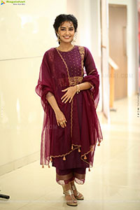 Anupama Parameswaran at Paradha Press Meet, HD Gallery 