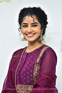 Anupama Parameswaran at Paradha Press Meet, HD Gallery 