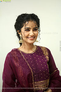 Anupama Parameswaran at Paradha Press Meet, HD Gallery 
