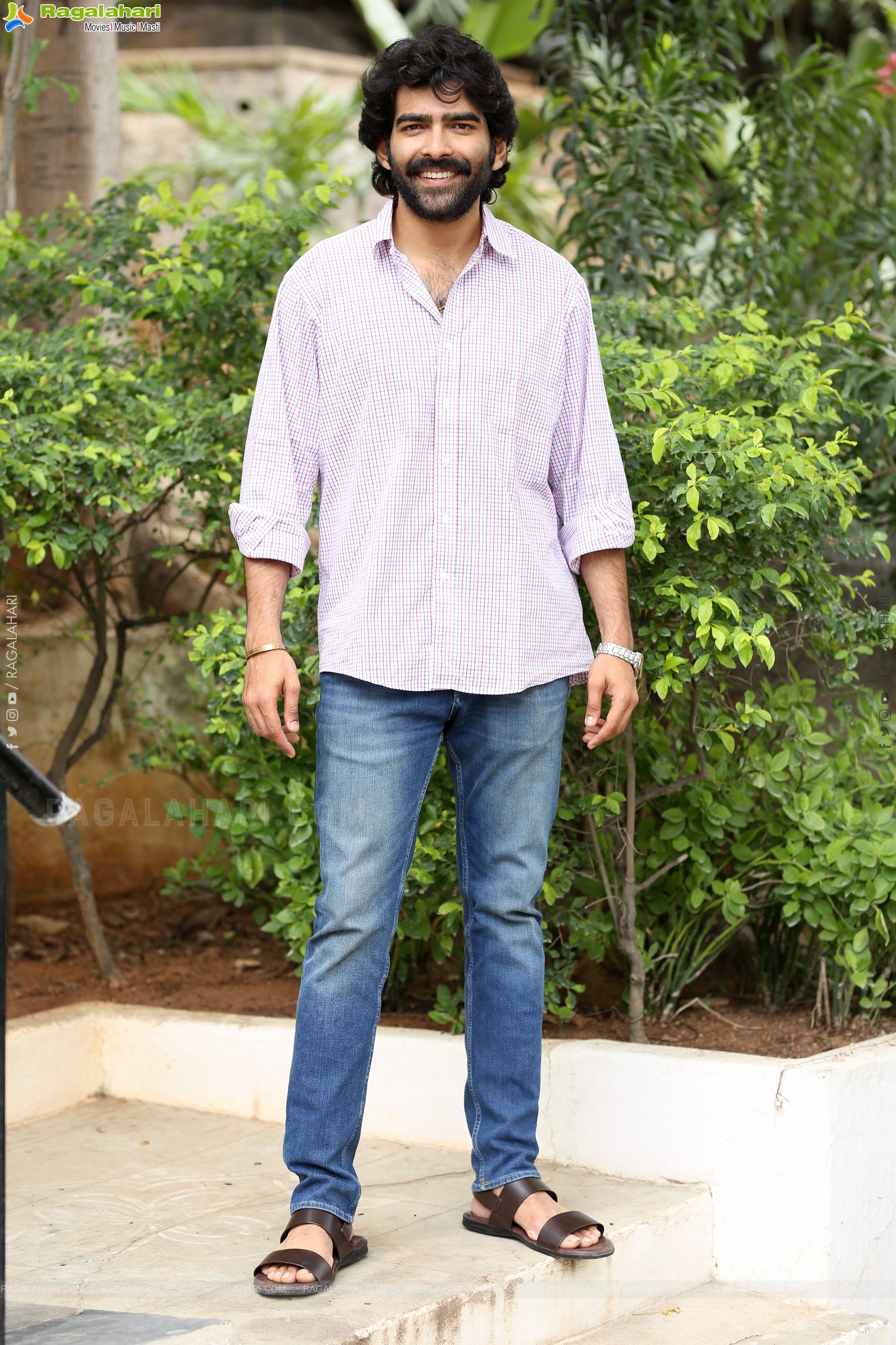 Manoj Kumar at Kothapallilo Okappudu Movie Interview, HD Gallery