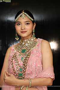 Sanjana Jooluri Poses with Traditional Jewellery, HD Gallery