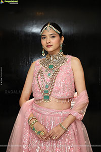 Sanjana Jooluri Poses with Traditional Jewellery, HD Gallery