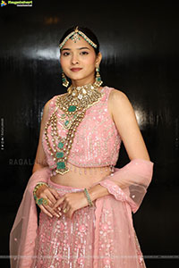 Sanjana Jooluri Poses with Traditional Jewellery, HD Gallery