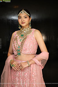 Sanjana Jooluri Poses with Traditional Jewellery, HD Gallery