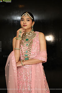 Sanjana Jooluri Poses with Traditional Jewellery, HD Gallery