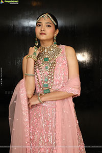 Sanjana Jooluri Poses with Traditional Jewellery, HD Gallery