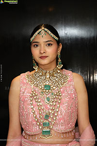 Sanjana Jooluri Poses with Traditional Jewellery, HD Gallery