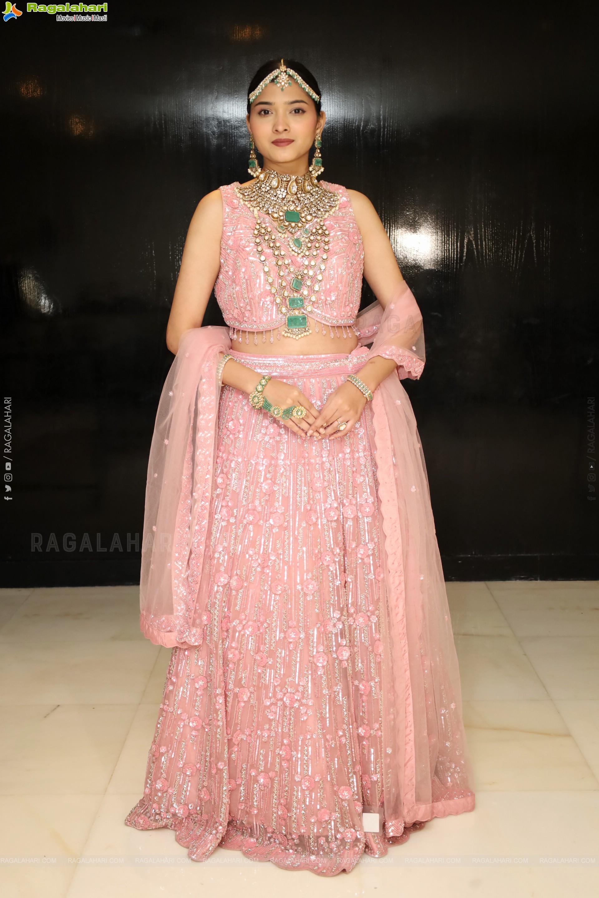 Sanjana Jooluri Poses with Traditional Jewellery, HD Gallery