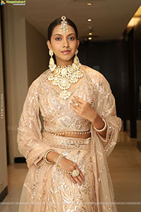 Shreya Shetty Poses with Designer Jewellery, HD Gallery