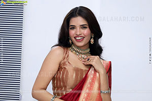 Urmila Chauhan stills in Red Saree, HD Gallery