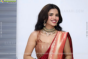 Urmila Chauhan stills in Red Saree, HD Gallery