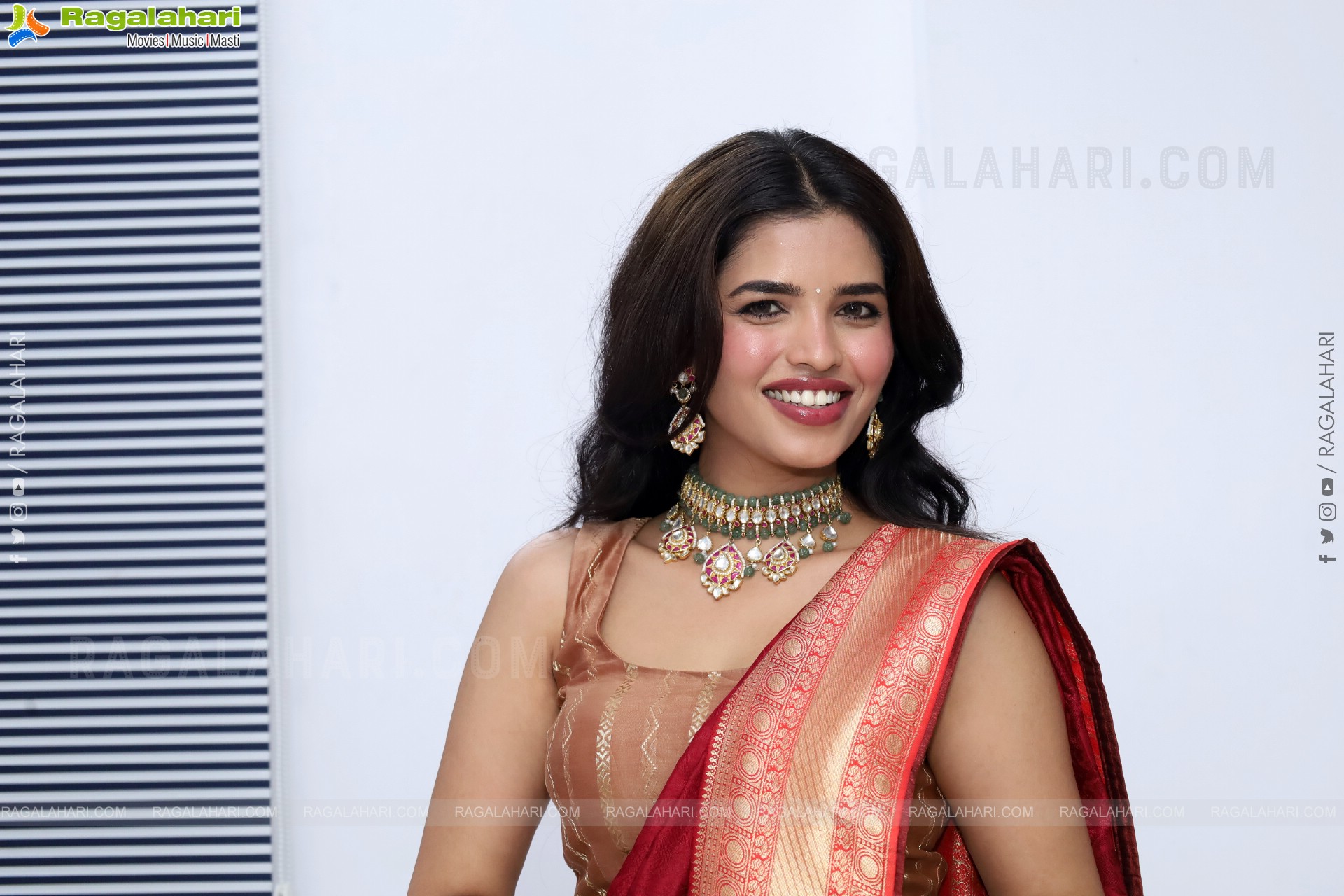 Urmila Chauhan stills in Red Saree, HD Gallery