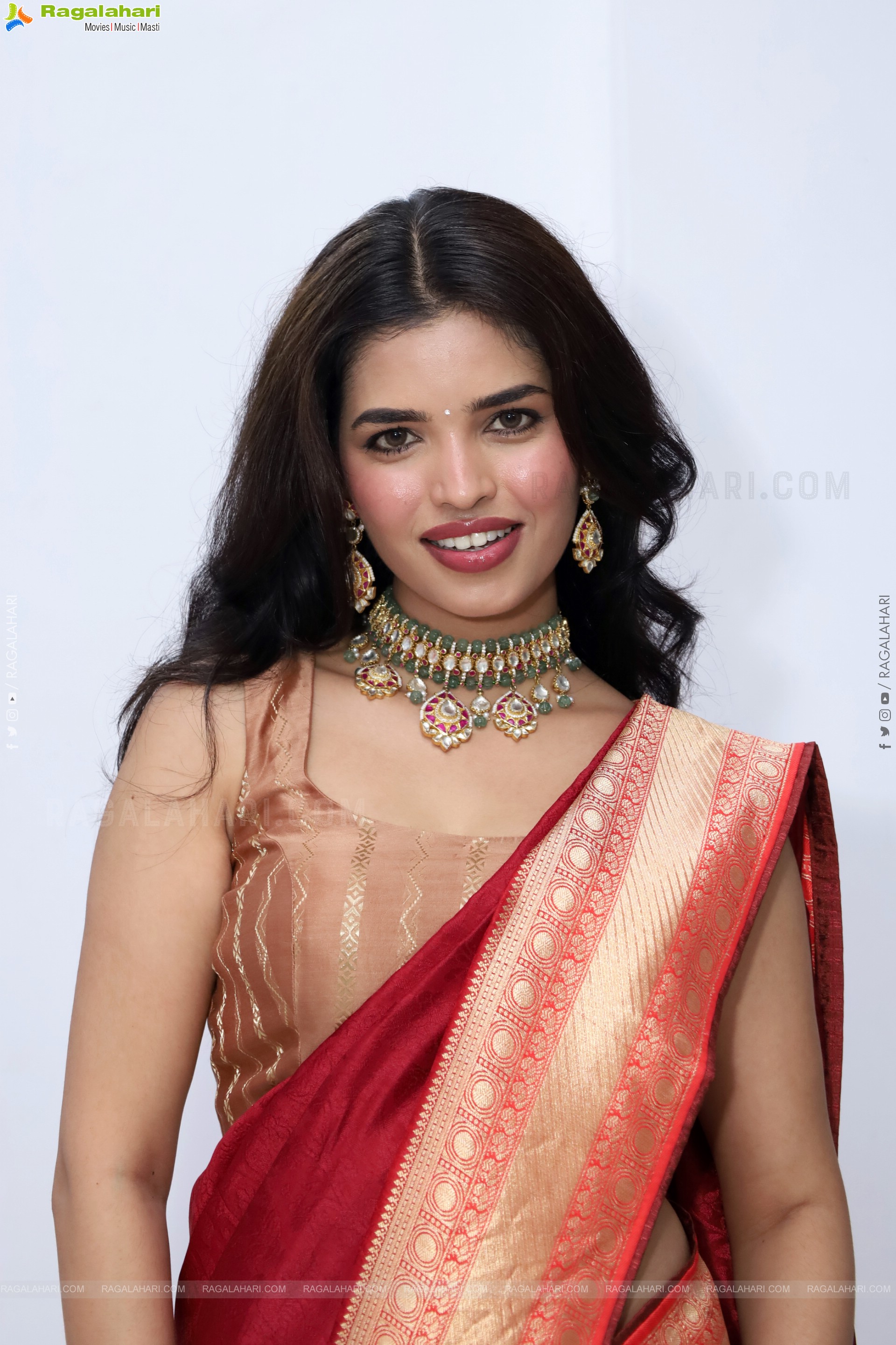 Urmila Chauhan stills in Red Saree, HD Gallery