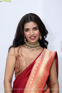 Urmila Chauhan stills in Red Saree, HD Gallery