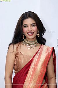 Urmila Chauhan stills in Red Saree, HD Gallery