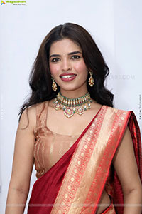 Urmila Chauhan stills in Red Saree, HD Gallery