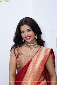 Urmila Chauhan stills in Red Saree, HD Gallery