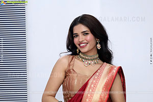 Urmila Chauhan stills in Red Saree, HD Gallery