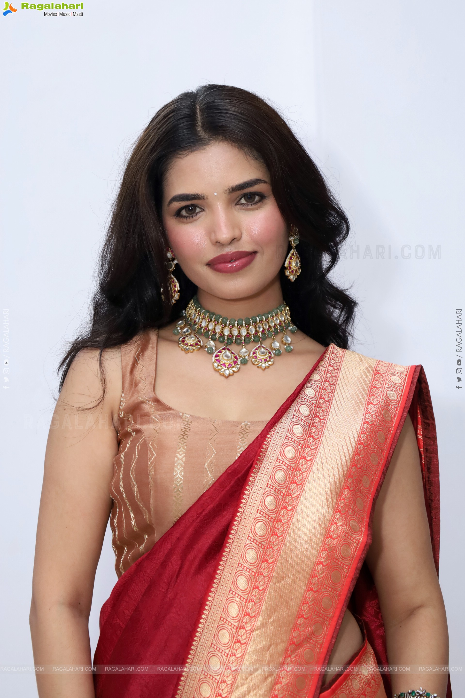 Urmila Chauhan stills in Red Saree, HD Gallery