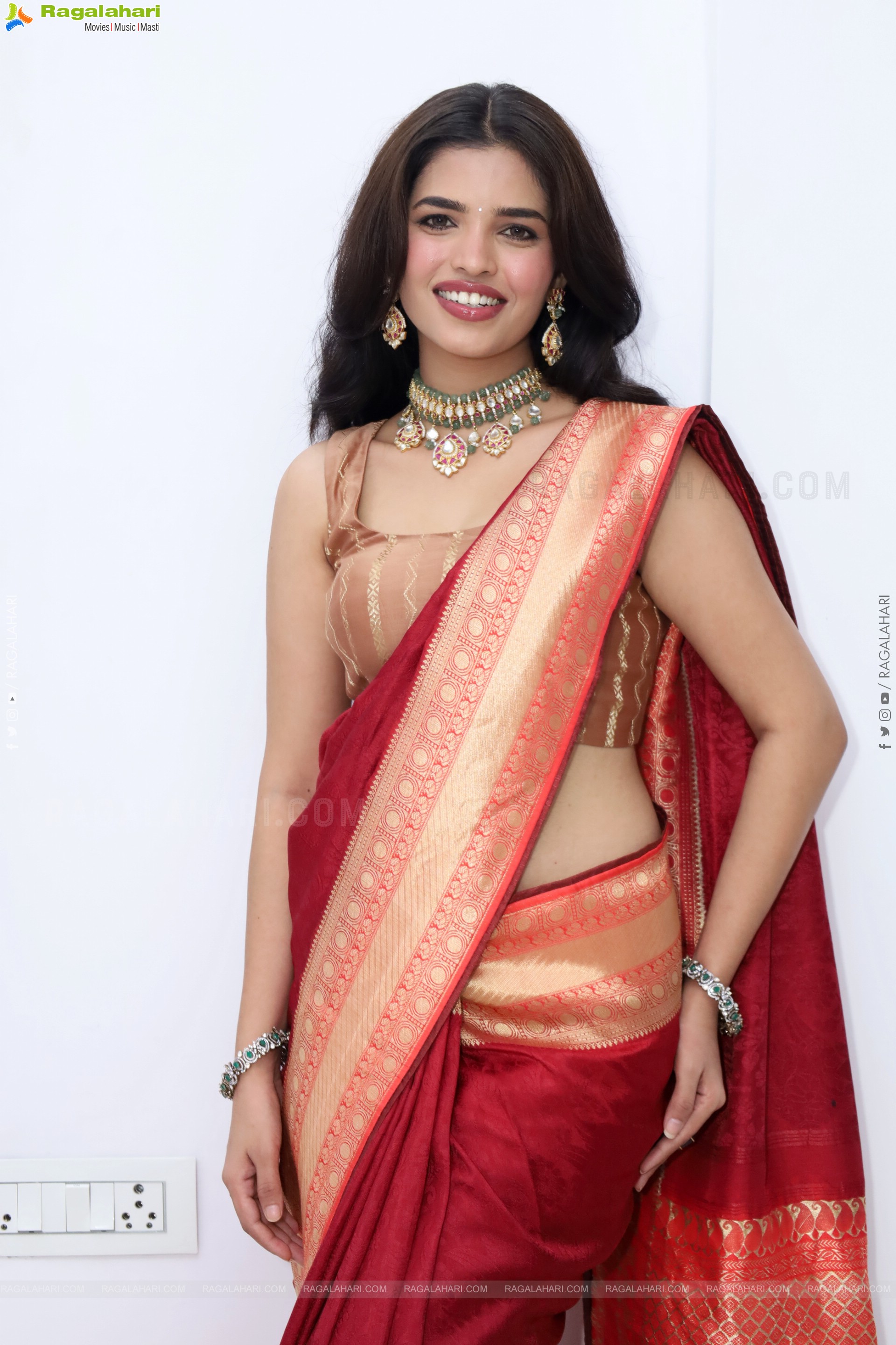 Urmila Chauhan stills in Red Saree, HD Gallery